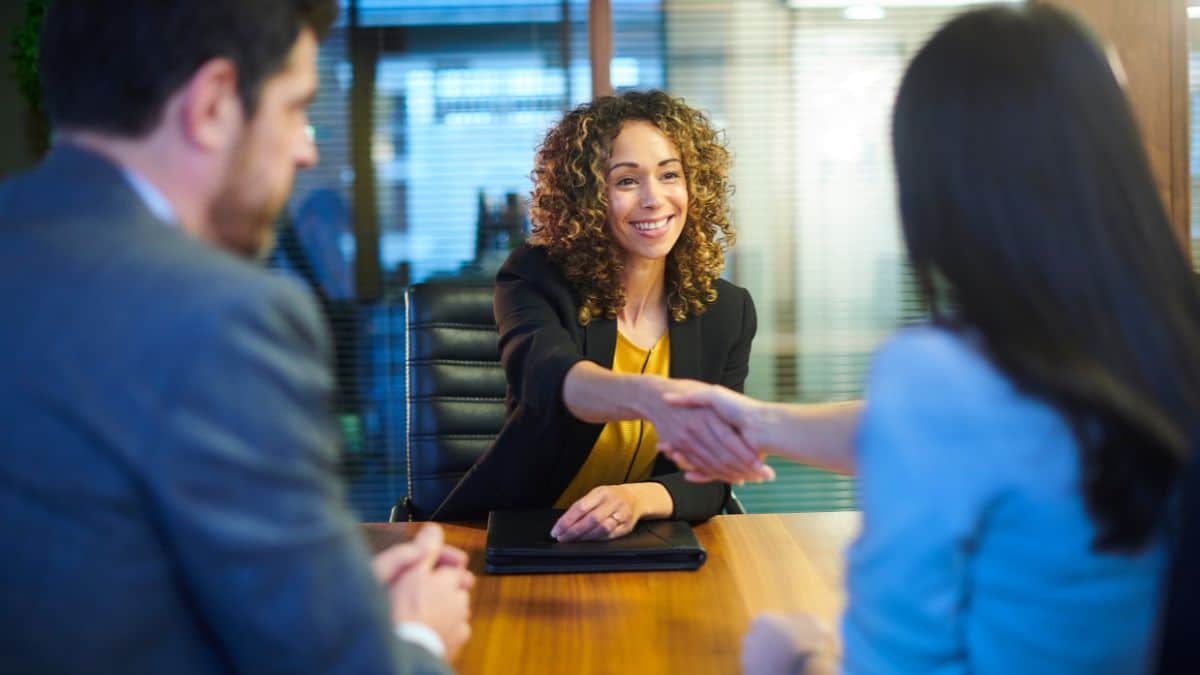 guide complet les meilleures qualités et défauts à présenter en entretien d'embauche avec des exemples concrets